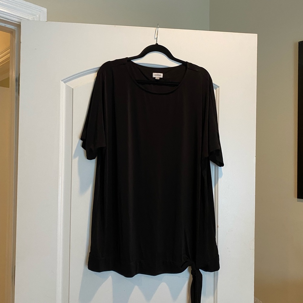 Women’s size 18/20 black short sleeve tunic with tie at waist from the Avenue